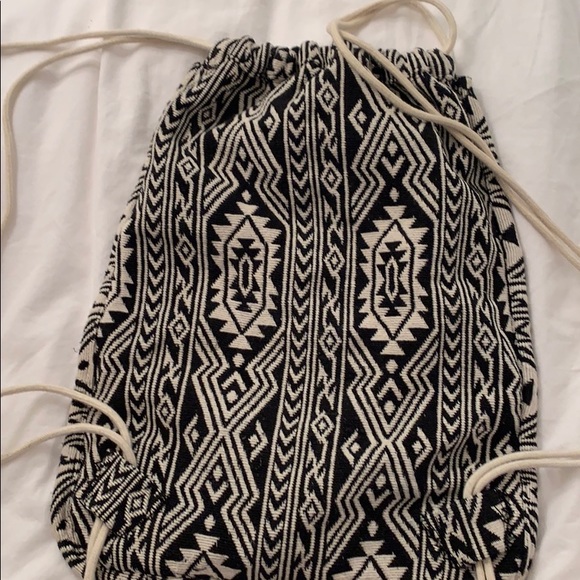 Black and white tapestry backpack with pocket - Picture 5 of 7